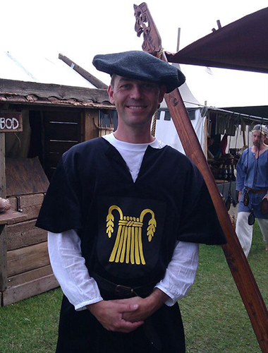 Jesper Wasling i egen vapenrock på medeltidsdagarna i Kungahälla 2011. Foto: Marko Arosilta